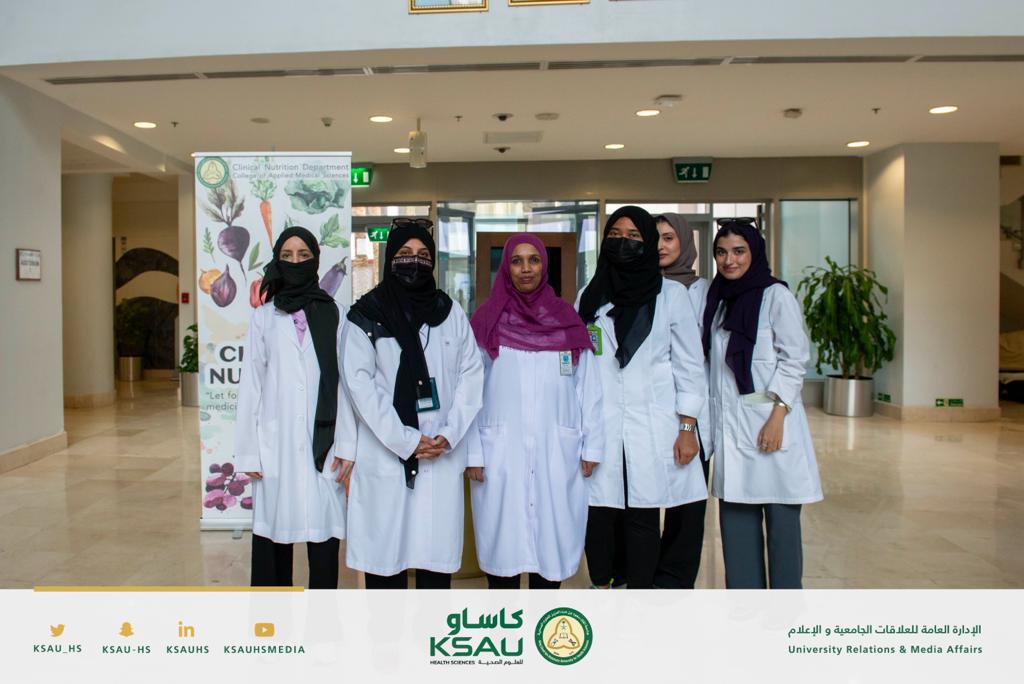 KSAU_HS's tweet photo. إنفاذا للأمر السامي الكريم بتسمية اليوم الحادي عشر من شهر نوفمبر من كل عام بيوم الغذاء العضوي، نظم اليوم قسم التغذية العلاجية بكلية العلوم الطبية التطبيقية وبالتعاون مع عمادة شؤون الطلاب بجدة فعالية " يوم الغذاء العضوي" بحضور طلاب وطالبات الكلية وأعضاء هيئة التدريس ومنسوبيٌ المدينة الجامعية بجدة، وتضمنت الفعالية عرضاً مرئياً تعريفياً للأغذية العضوية وفوائدها وأنواعها ومصادر الحصول عليها، بالإضافة إلى عدد من الأنشطة التوعوية التي تهدف إلى تحسين جودة حياة.

#كاساو 
#جامعة_لصحة_وطن