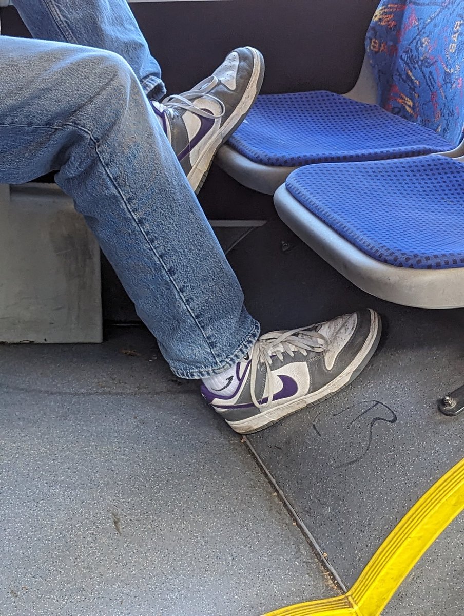 sneakermaxused's tweet photo. Nice Sneaker in the Bus https://t.co/lRDN6z5ifE