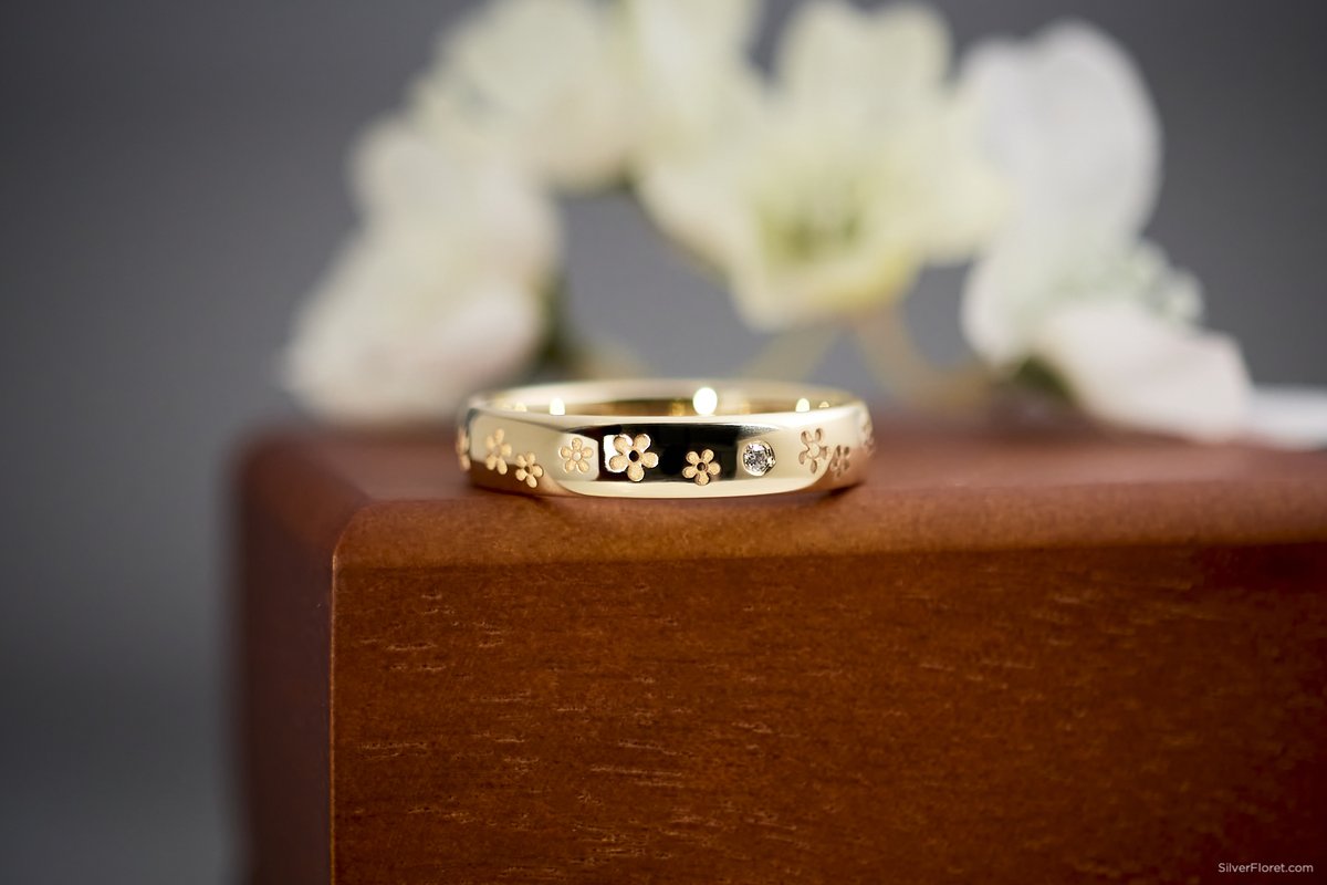 SilverFloret's tweet photo. This uniquely delicate and charming ring with cherry blossoms and diamonds is particularly special. A gift for mom with lots of love ✨💝✨💝✨💝

#cherryblossoms #diamondring #momlove #custommade #customjewelry #madewithlove #ringdesign #ringmaker #customgift #familylove https://t.co/8AQnnvX1dR