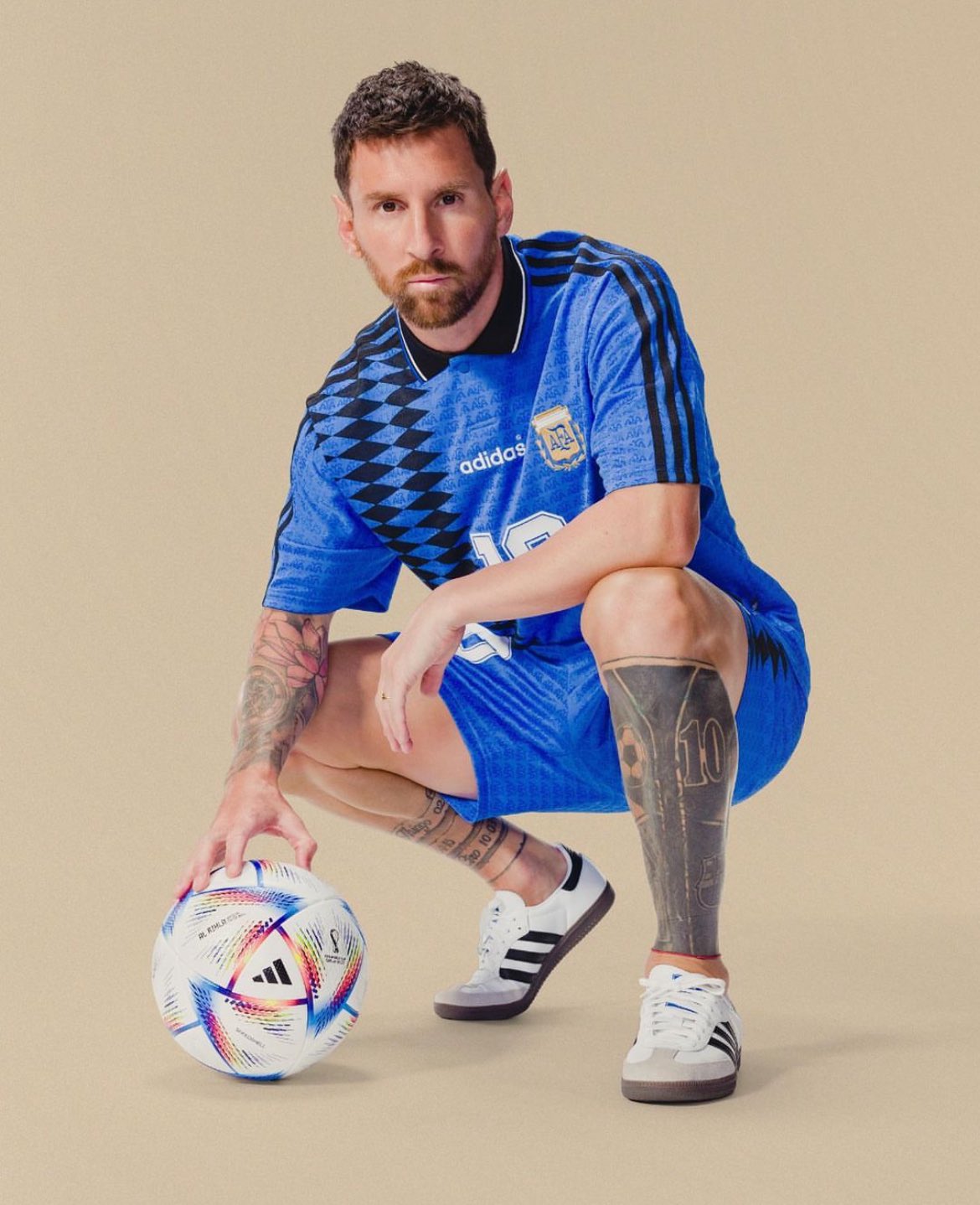 Leo Messi en una sesión de fotos de Adidas con una camiseta de Argentina, Maradona del Mundial 1994 2