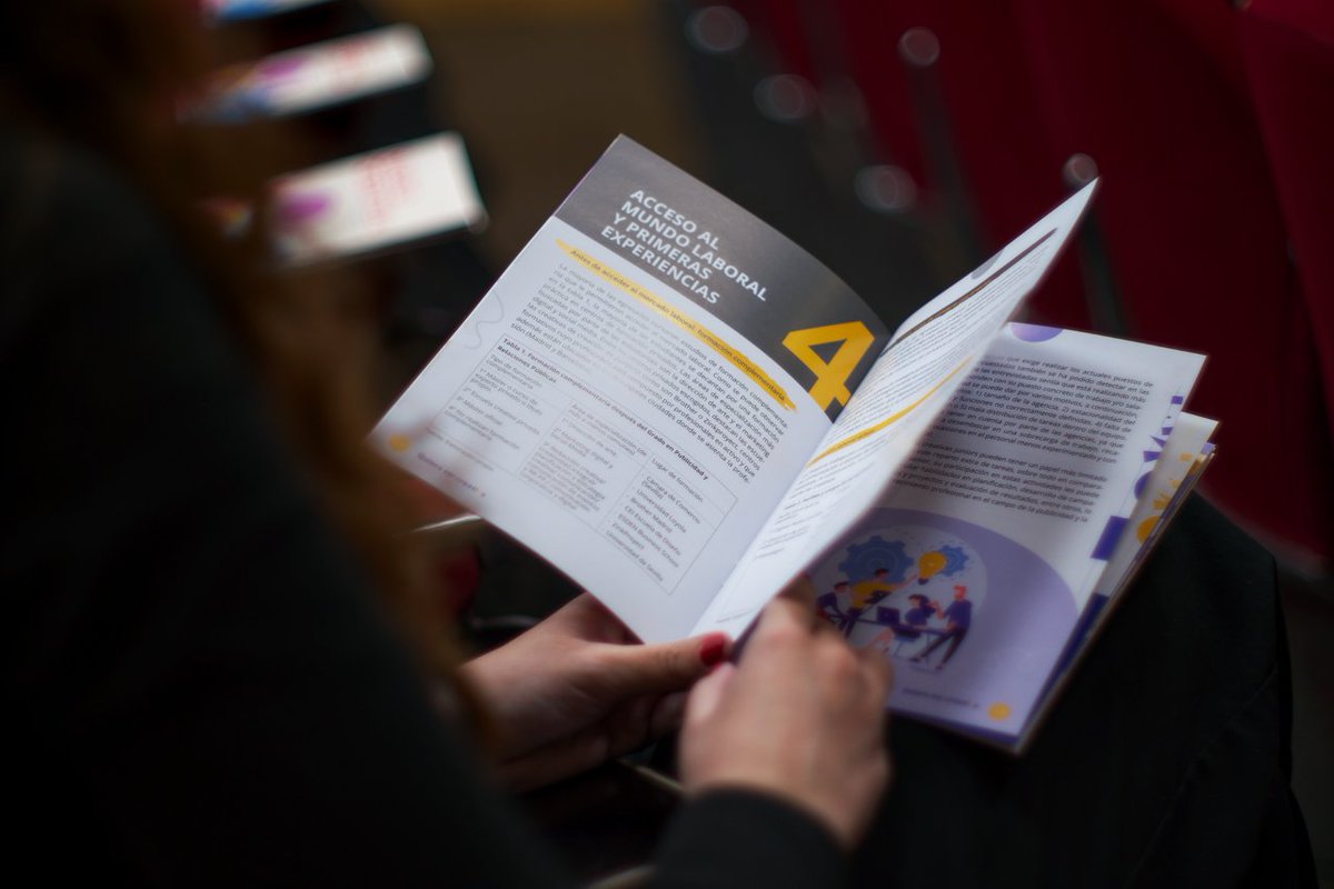 💡 Hoy se ha presentado 'Quiero ser creativa' en el Salón de Grados. Una investigación que también es una guía para las creativas publicitarias. Por las que son y las que serán.

👏 ¡Nos encanta! Enhorabuena a todo el equipo y a todos los presentes.

➡️ fcom.us.es/gabinete/actua…