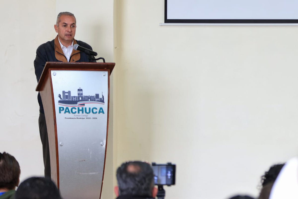 sergiobanosr's tweet image. Familia, iniciamos esta semana informando en la #RuedaDePrensa 🎙️, sobre las acciones realizadas en beneficio de las y los pachuqueños. 

👷🏻‍♂️ Aplicamos el #ProgramaDeBacheo en las colonias: Real Toledo, Fraccionamiento Pitahayas, colonia Río de la Soledad, Valle de San Javier,…