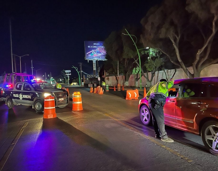 sergiobanosr's tweet image. Familia, iniciamos esta semana informando en la #RuedaDePrensa 🎙️, sobre las acciones realizadas en beneficio de las y los pachuqueños. 

👷🏻‍♂️ Aplicamos el #ProgramaDeBacheo en las colonias: Real Toledo, Fraccionamiento Pitahayas, colonia Río de la Soledad, Valle de San Javier,…