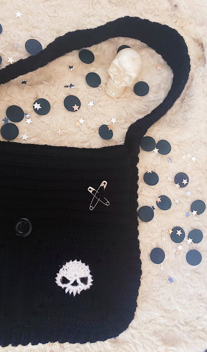 messenger skull bag ♡ ★ ☠︎ #crochet #messengerbag #crocheting #handmade  ig @/ soleracrochet ♡