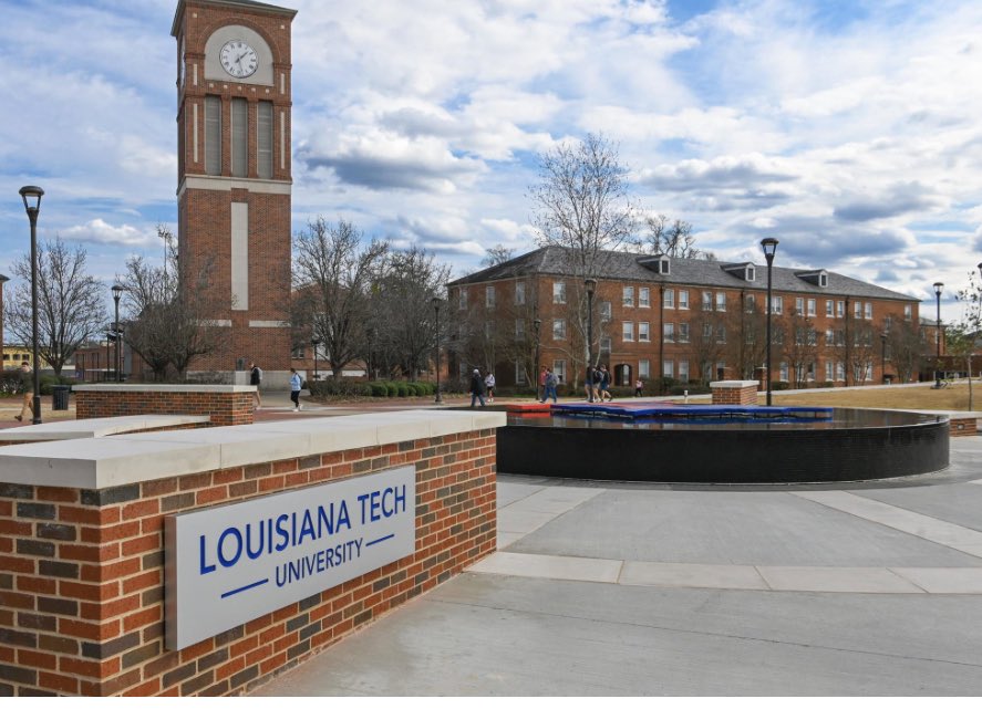 Mass Stabbing at #LATech University leaves four injured. It has been reported that two people had to be Airlifted to Shreveport hospital. Suspect is in custody. Attacked appears to be random, allegedly. #LATech, #Ruston, #Shreveport, #Massstabbing, #randomviolence
