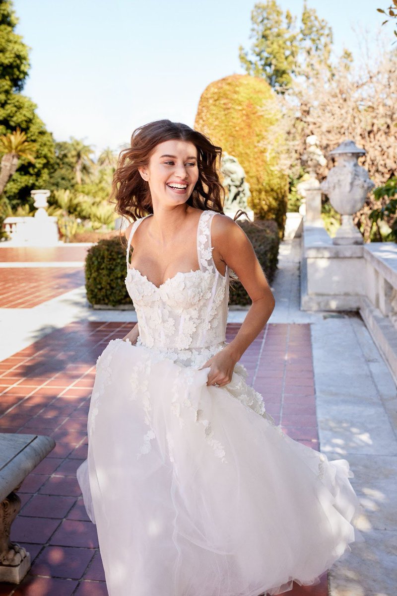 We’re celebrating #NationalKindnessDay with gowns that always bring joy and spread love. 💖
#MoniqueLhuillier