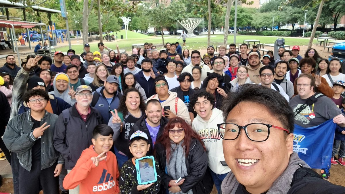 brandontan91's tweet photo. On Saturday (11 Nov), I had the chance to raid Mega Garchomp with the #PokemonGO community in Downtown Houston, which was organised by the Community Ambassador, Jonathon.
I thank everyone for coming to join the event and also for the special community banner as a gift ❤️💙💛 https://t.co/IgYfB1JMLn