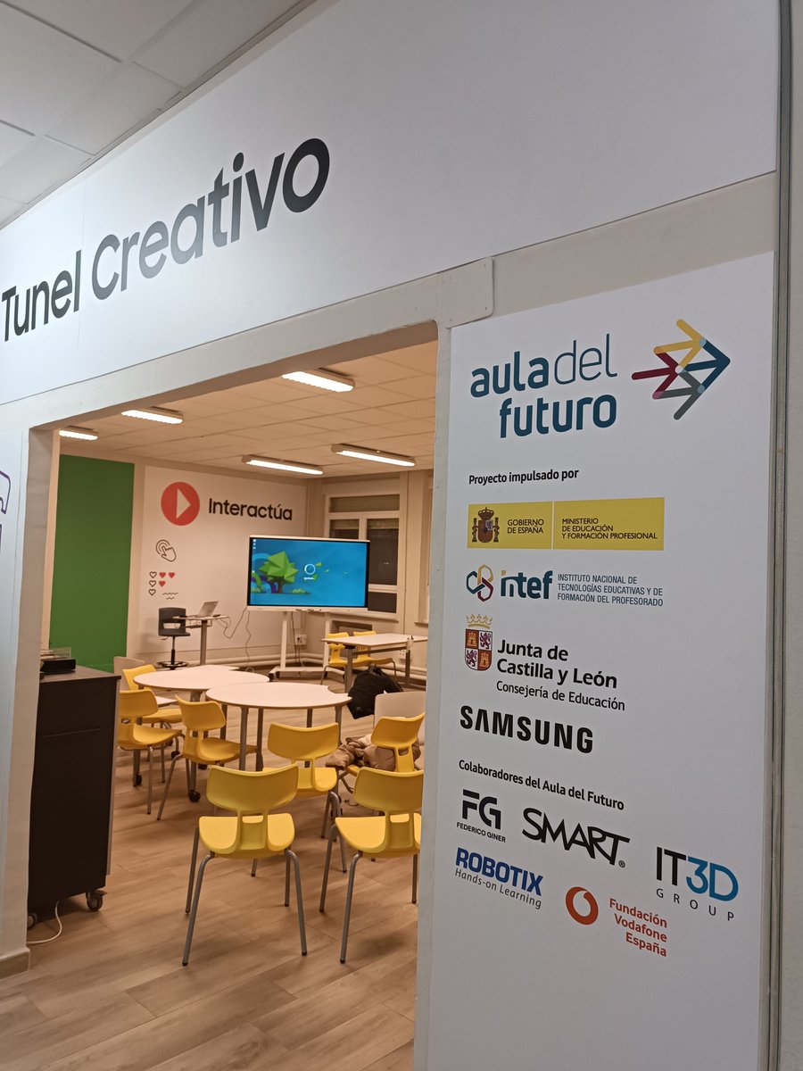 Hoy hemos acudido al @cfievalladolid a realizar una visita a su Aula del Futuro de @educaINTEF  #Formacion #auladelfuturo #CeipPozaldez #Tic #MetodologiasActivas