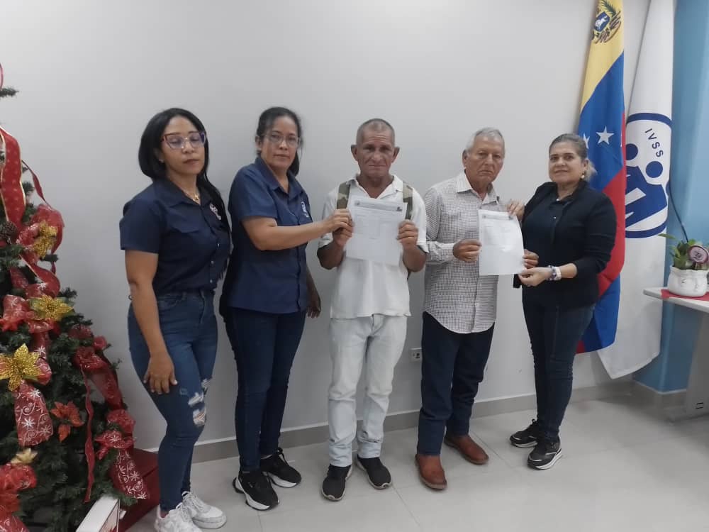 IVSS_OAPTM's tweet photo. #13denov|| Seguimos haciendo entrega con alegría de nuevas peniones en el municipio Ezequiel Zamora.

Cumpliendo con las orientaciones del presidente Nicolás Maduro y de la presidenta del IVSS Magalys Gutiérrez, otorgamos el beneficio a 2⃣ adultos mayores de la localidad. https://t.co/8rTBioxjqo