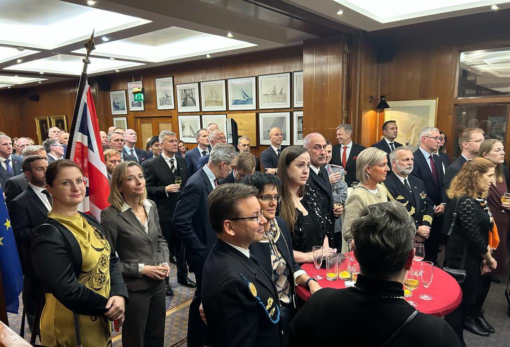 The Bundeswehr stands at the heart of NATO, working closely with 🇬🇧 & all our partners in defending our values. Our support for 🇺🇦 is unwavering. Great marking the Bundeswehr’s 68th anniversary with Embassy Defence Attaché Staff & guests. Thanks @JSHeappey for his kind speech.