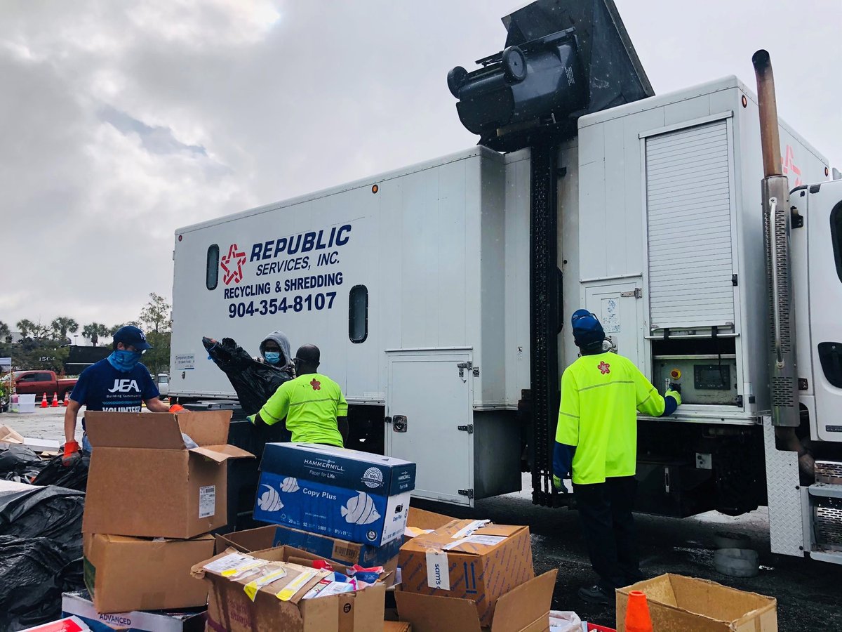 CityofJax's tweet photo. This Saturday, November 18th, join @greenscapeofjax  &amp; @JaxBeautiful for the The Great Tree Giveaway and Paper Collection Event ♻️ From 9am-1pm at Lot E of EverBank Stadium, drive through and drop off 2 (30) gallon bags of paper and/or take up to 3 trees:

https://t.co/mgs7vexXXb https://t.co/kFnwmh9b7t