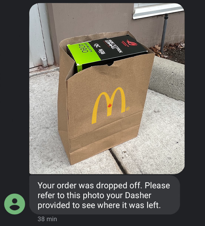 LinusTech's tweet photo. wtf they forgot my salad!!!! i guess this will do... https://t.co/vItAcHIGhU