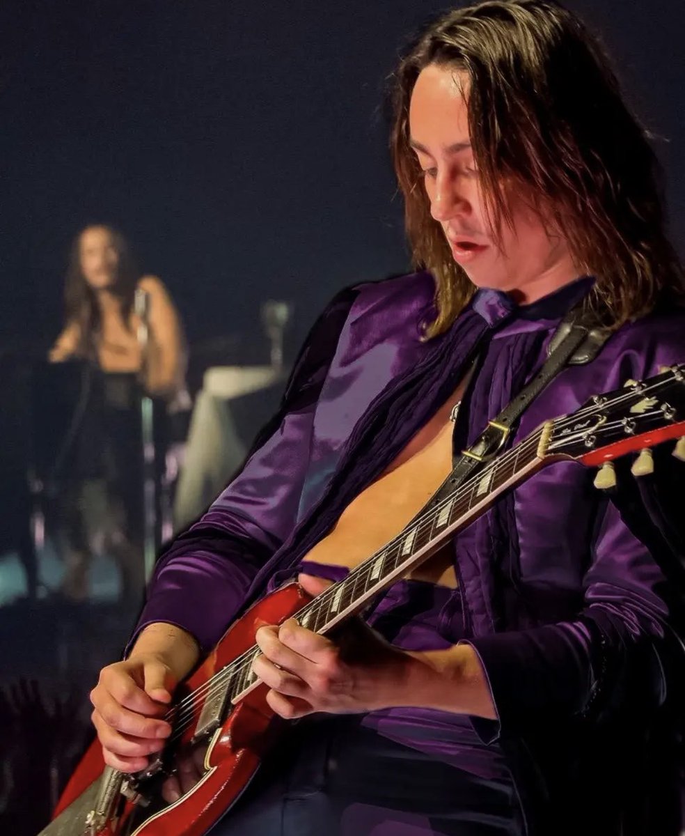 styleswhtmstng's tweet photo. IM GONNA BE SICK WHST IF JAKES SILVER SUIT WAS RED OR PURPLE WTF https://t.co/NfNJlmnM0F