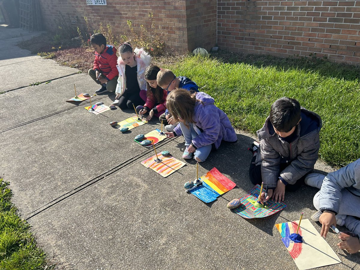 mrsmancusopky's tweet photo. Today we used our handmade sundials to show the changing pattern of the sun. We recorded the changing patterns with our classmates. @emeadowschools  #science21 https://t.co/ddpZhPa5fs