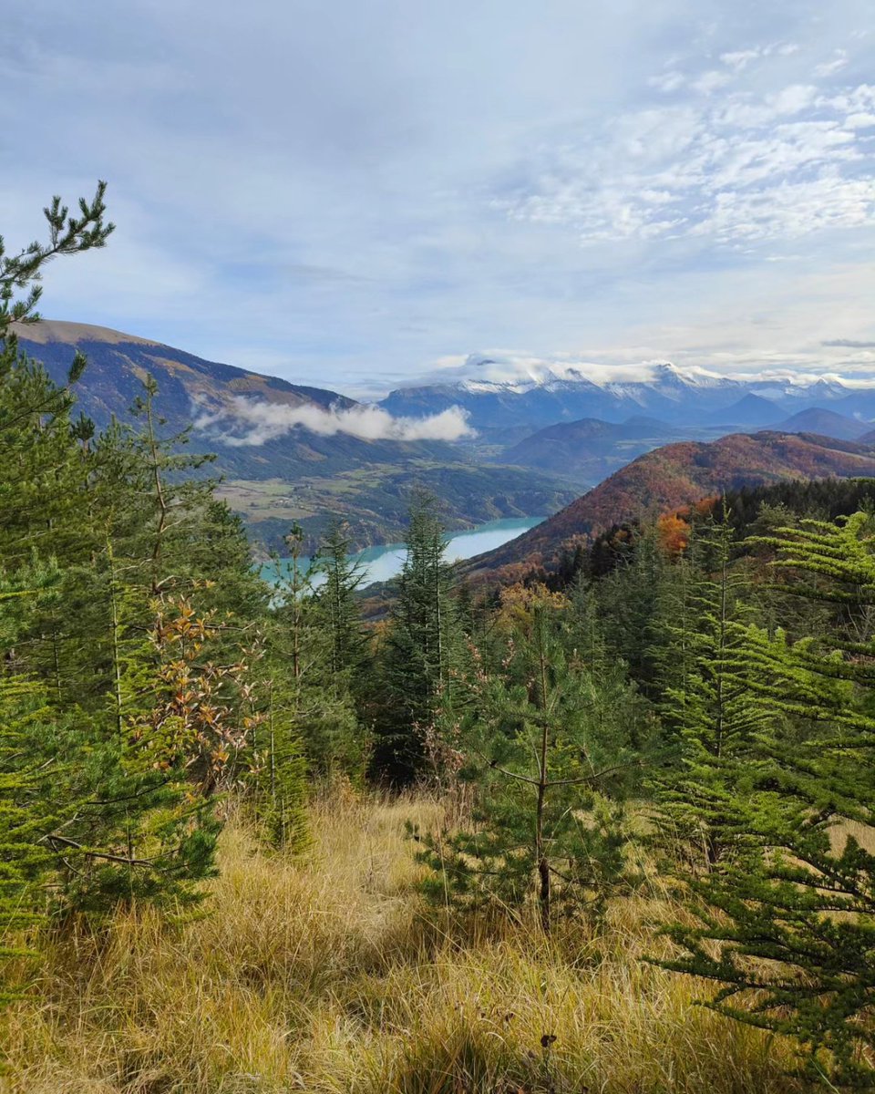 sponsorstshop's tweet photo. Photo du jour 🤩 #lac #autumn https://t.co/XIWLlI0oQq