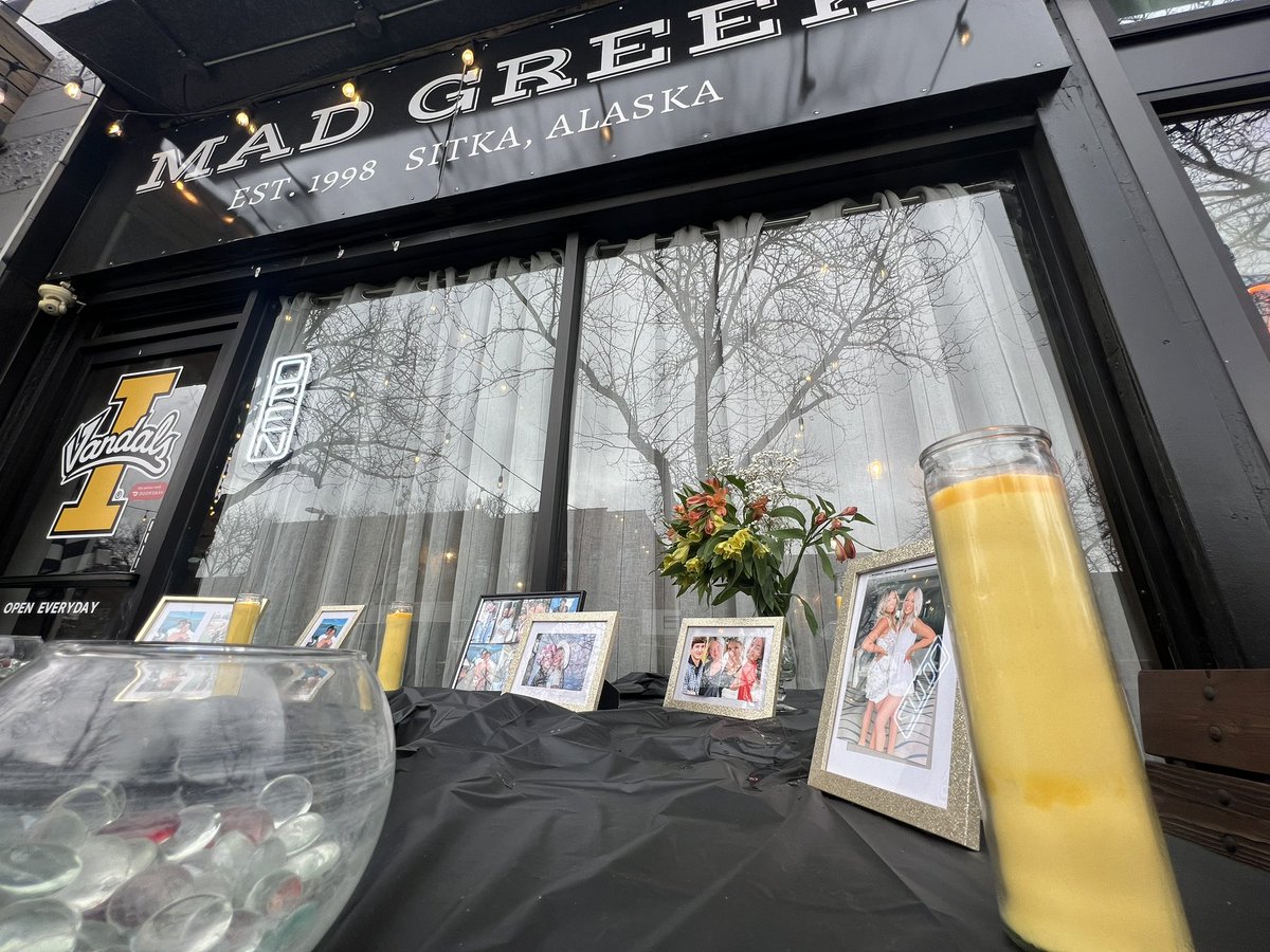 BrianEntin's tweet photo. Employees have a memorial outside the Mad Greek restaurant where Maddie Mogen and Xana Kernodle worked. https://t.co/JECkI6KgPG