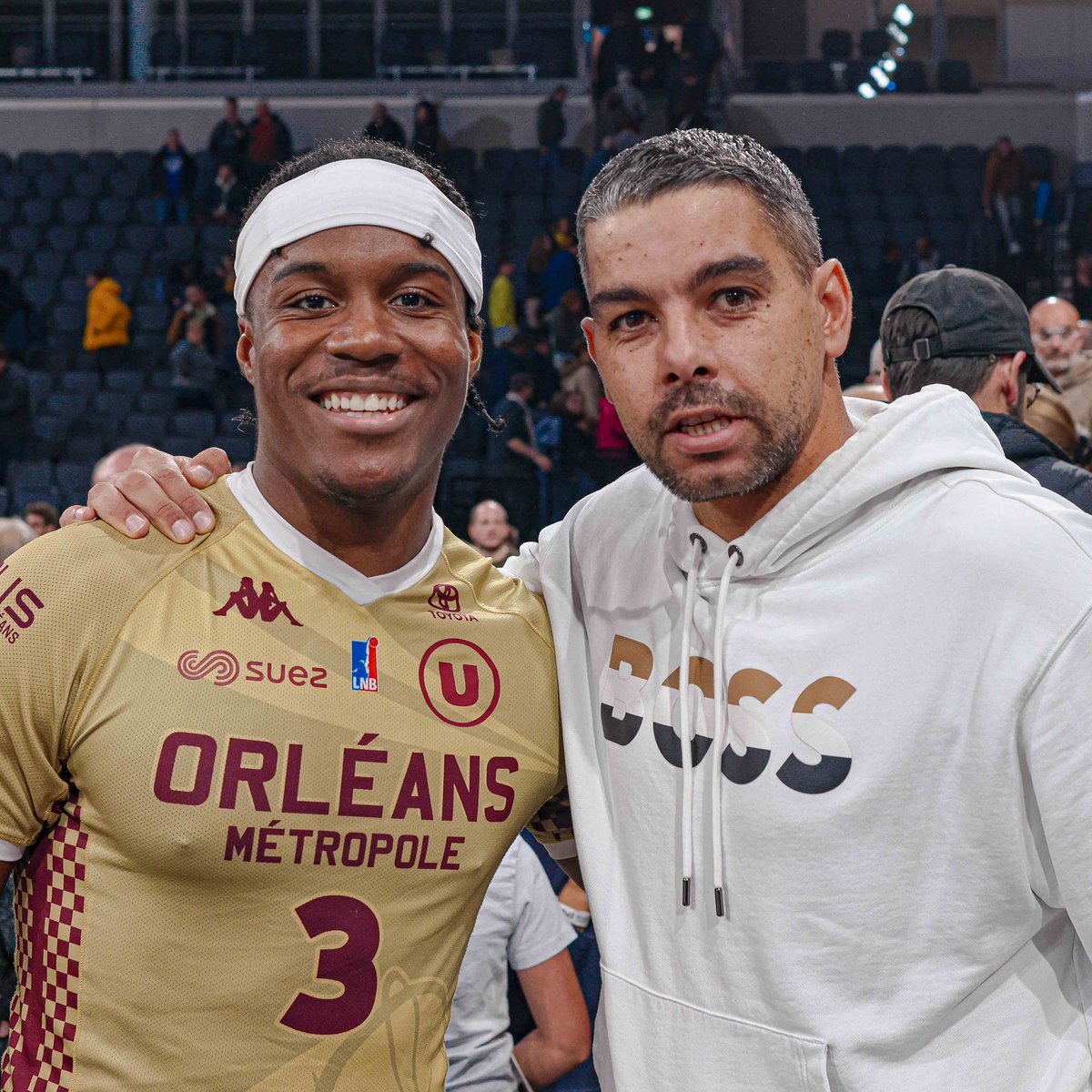 Hier soir sur le parquet <a href="/OLB45/">OrléansLoiretBasket</a> ➡️ Smith &amp; Wesson 🔫😆🤪🏀