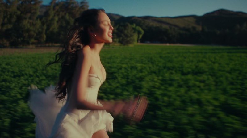 #CantCatchMeNow music video is coming like a storm to you at 9p ET/6p PT  🔥✨🖤 OliviaRodrigo.lnk.to/CantCatchMeNow…