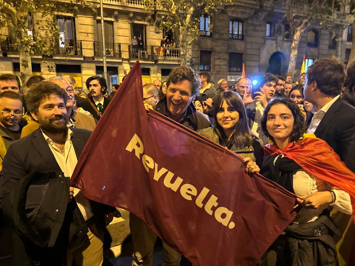 🇪🇦🇺🇲 | Tucker Carlson con Revuelta en Ferraz para informar al mundo de lo que está sucediendo en España tras el golpe de estado de Sánchez.

#SoloQuedaVox
#TeamVox 
#LevantandoEspaña
#PedroSanchezAPrisión