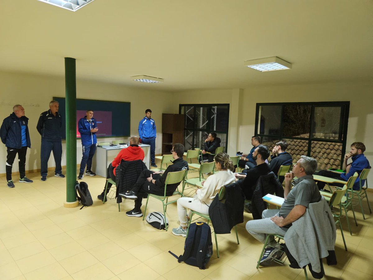 EntrenadoRffm's tweet photo. 📚 Un nuevo curso UEFA B da inicio, el director @serranonino agradeció al @AytHumanes las facilidades para la realización de este curso. Arrancaron con la tutorización de @PozancoAngel y las clases de @AleSageras https://t.co/6nWt8NAVFS