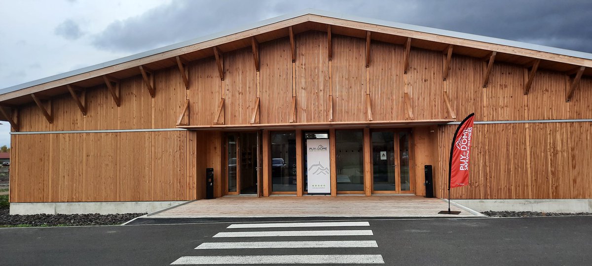 SDIS_63's tweet photo. Inauguration du bâtiment formation - 
1.000 m², construction en ossature bois avec utilisation de bois local et isolation paille, est le premier a être livré. 
🤝Projet conduit conjointement par les services du @Departement63  et du Sdis 63 https://t.co/8O4rEWXUAs