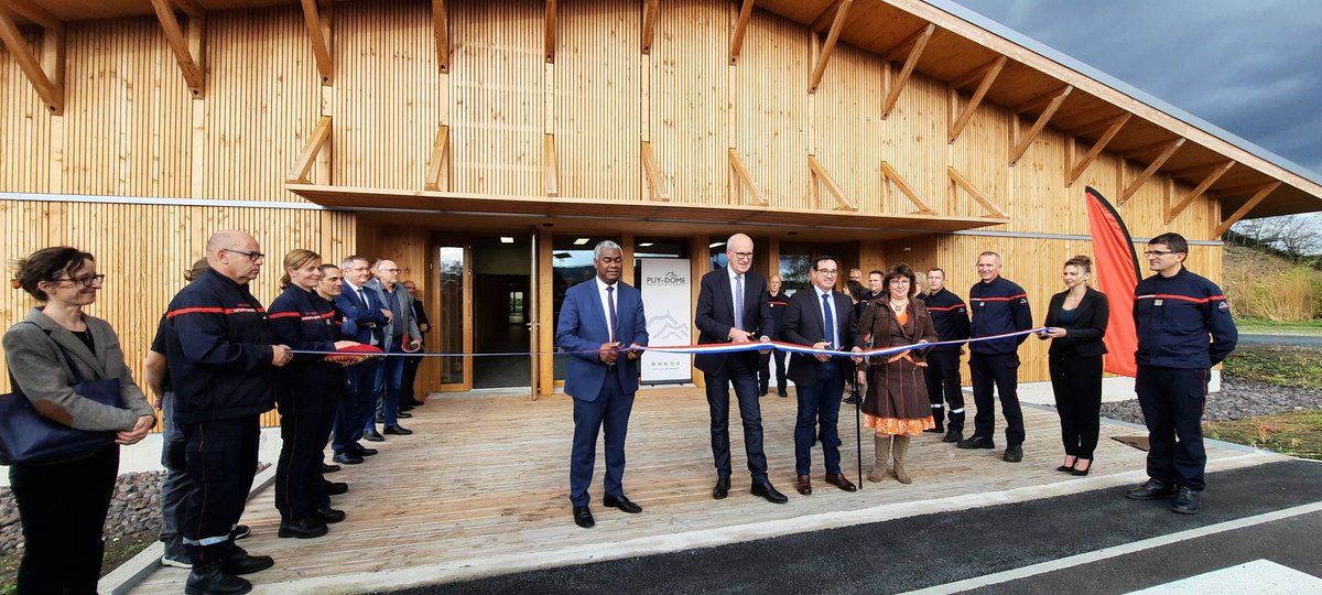 Inauguration du bâtiment formation - 
1.000 m², construction en ossature bois avec utilisation de bois local et isolation paille, est le premier a être livré. 
🤝Projet conduit conjointement par les services du <a href="/Departement63/">Puy-de-Dôme, mon Département</a>  et du Sdis 63