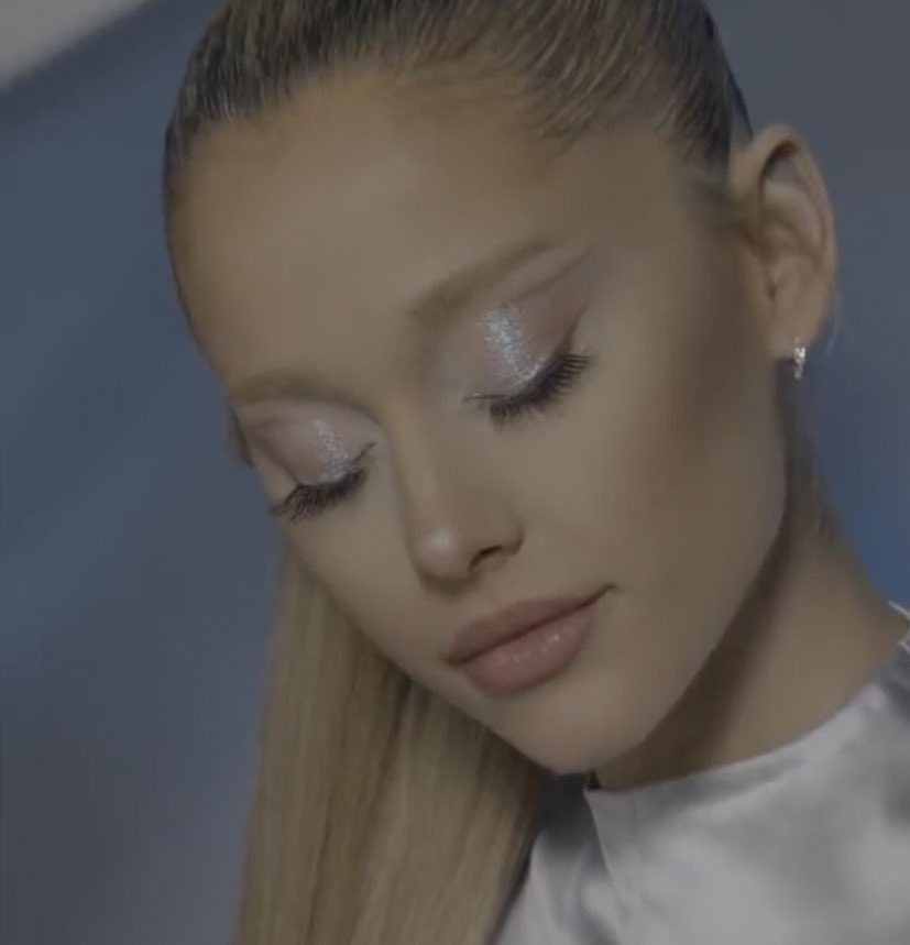 ArianaWorldHQ's tweet photo. Ariana Grande for r.e.m beauty https://t.co/pmW9MBQgh7