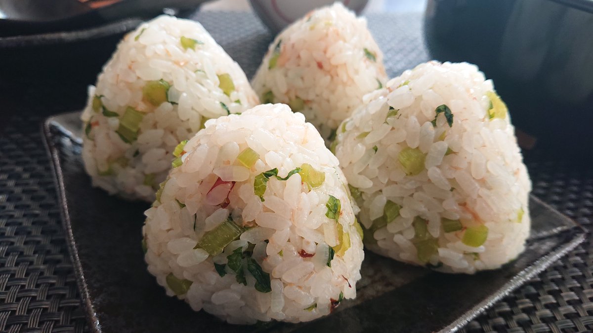 HaZaKuRa_C's tweet photo. 🍢と🍙

前日から仕込んだおでん☆
🍲移し変え並べて朝からコトコト…
あったまる～✨

浅漬けにした大根葉に鰹節を混ぜて
おにぎりに♪旨😋

寒くなりましたね❄️
風邪などにお気をつけて⚠️😊👍

#OnigiriAction  🍀💫 https://t.co/YTZQvS58QB