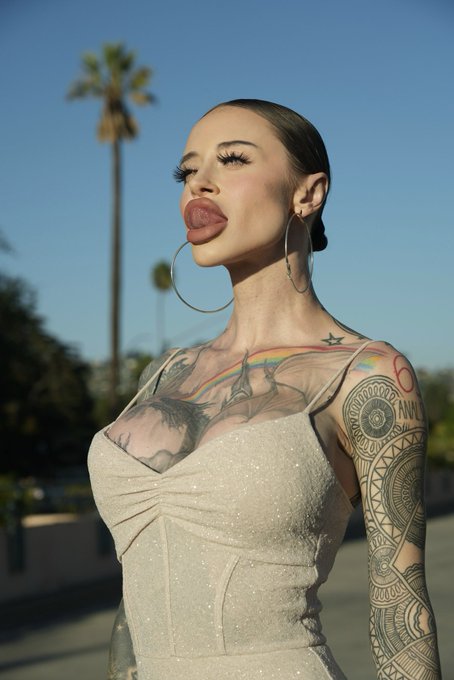 Fuck me I&rsquo;m Famous !! https://t.co/pzbDALrFsX