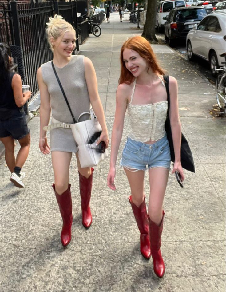 ENCONTRO DE CASAIS!

Hera Lykaios via Instagram, lado a lado com sua noiva, Violet Monaghan. Ambas no caminho para a festa. Aparentemente, a ideia de fechar uma boate foi da ruiva!