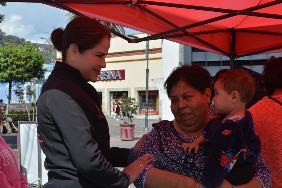 LegislativoMx_O's tweet photo. #DiputadxsApoyando: La diputada @kgeat continúa con el programa “Cerca de ti x el medio ambiente”, a través del cual hace entrega de #CalentadoresSolares a las familias del #DistritoVII.👏🏻

@DipPRIedomex 

👉🏻 https://t.co/dvSQIgWDlZ https://t.co/9d4I34clw2