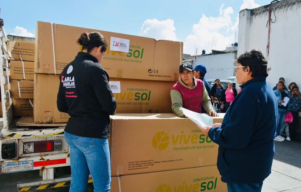 LegislativoMx_O's tweet photo. #DiputadxsApoyando: La diputada @kgeat continúa con el programa “Cerca de ti x el medio ambiente”, a través del cual hace entrega de #CalentadoresSolares a las familias del #DistritoVII.👏🏻

@DipPRIedomex 

👉🏻 https://t.co/dvSQIgWDlZ https://t.co/9d4I34clw2