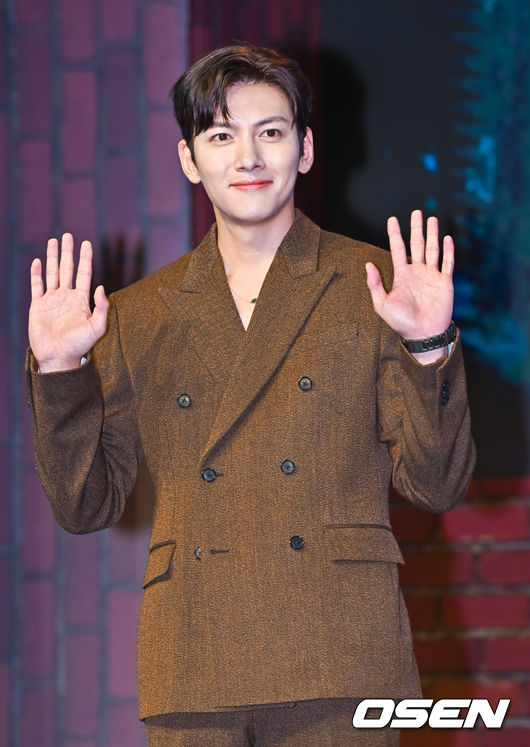 #JICHANGWOOK reportedly casted as the new male lead of upcoming drama 'BULK' replacing Cha Eunwoo

Set against the backdrop of a night in Gangnam where the police, fixer & a prosecutor team up to pursue a black connection

🔗 naver.me/xDj8D2h9

#JoWooJin #HaYoonKyung #BIBI