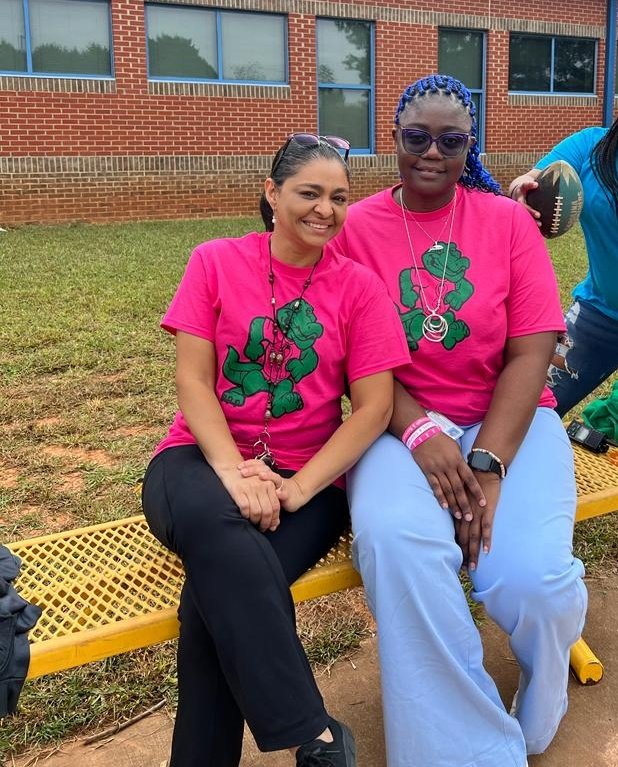 Arlingmartinez2's tweet photo. "No one should face breast cancer alone." Breast cancer awareness at Audrey Garrett Elementary School. #latepost
@ParticipateLrng https://t.co/fsk2KImBA1