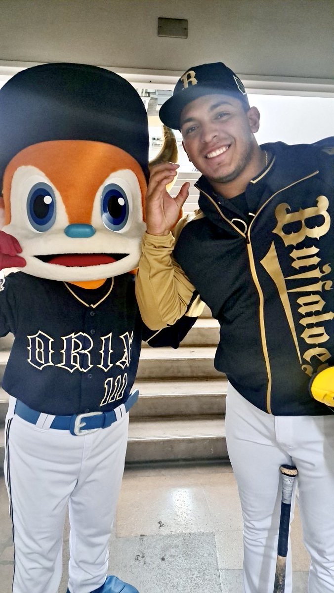 bullbell_B's tweet photo. きゅうにさむなったなぁ、、、🥶
みんなかぜひいてない？だいじょうぶ？

甲子園で #セデーニョ せんしゅと
しゃしんとってもらったよ〜📸
おんなじポーズしたっ😆😆

いつもぼくたちにやさしい
レオせんしゅがだいすき😙

#Bs2023 #プロ野球 #NPB #ORIX
#バファローブル #バファローベル https://t.co/L7I8QYY3sH