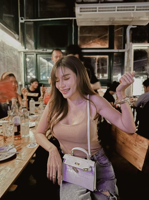 โลกนี้ไม่มีที่ยืนสำหรับคนอ่อนแอ งั้นไม่เป็นไรเรานั่งก็ได้ เราเก่ง