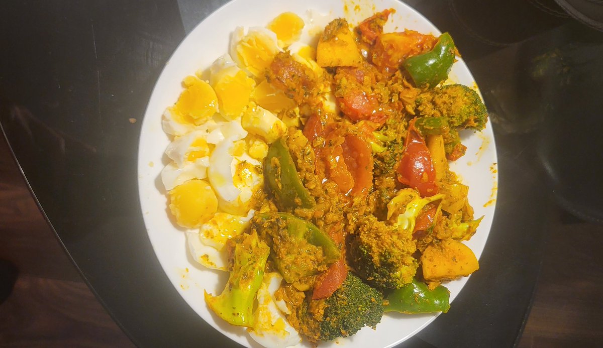 Muscle building keto meal. 
Ingredients free range eggs, grass fed lamb steaks , half green pepper,  tomatoes, broccoli, cooked in grass fed ghee, Spices, tumeric, cayenne pepper, oregano, thyme, parsley. @eddie_abbew