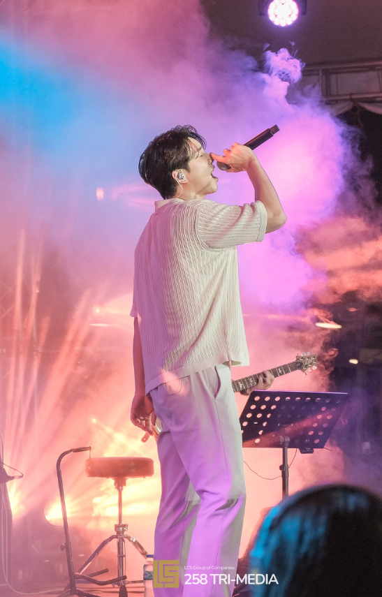 Looks so hawt 🔥🔥🔥

#LEeSeungGi #BBQCHICKENChimaekFestival