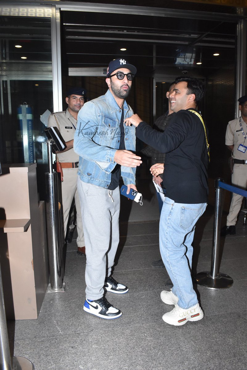 #Animal #RanbirKapoor papped at Mumbai airport

#rk
#RanbirKapoorfans