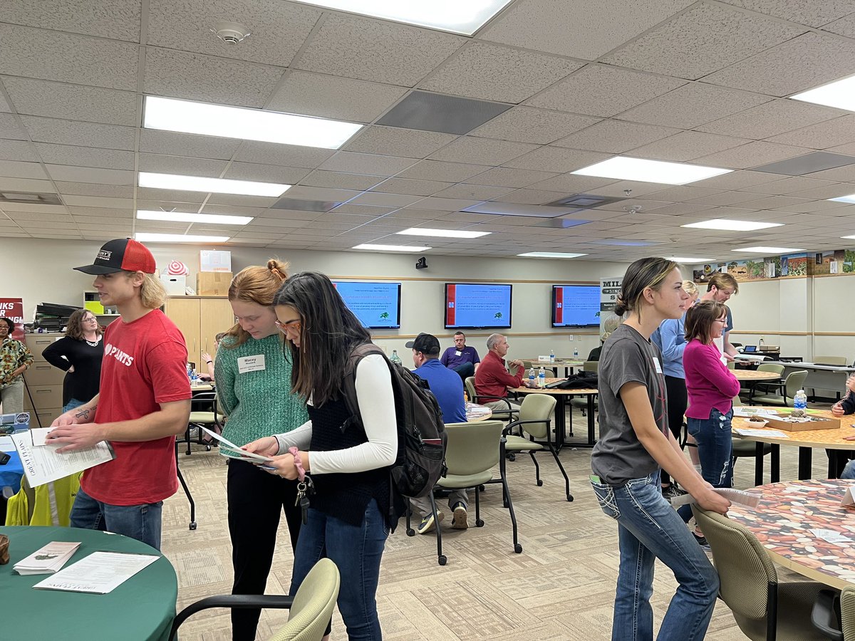 byf_kim's tweet image. When students get to talk one on one with #landscape professionals everyone gains. #IANR #@unlagrohort @MarthaMamo3 @TiffanyHengMoss