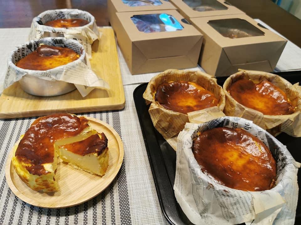 มีใครอยากทานมั๊ยค่ะ BasqueBurnt Cheescake 1ปอนด์ราคา 600บาท 1/2ปอนด์ ราคา 300บาทค่ะ อยากทานทักมานะค่ะ วันนี้ต้องเปิดเตาเพราะน้องอีกรอบแล้วค่ะ❤️❤️❤️