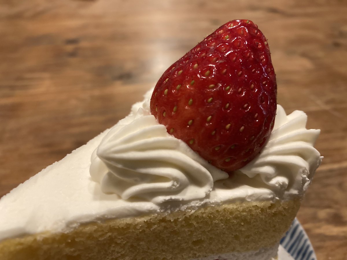 WOODHOMEALta's tweet photo. おはようございます。
父の誕生日に、父からよプレゼントのショートケーキ🍰
大人になっても、たまに食べるケーキは嬉しいものです♪
#ケーキ
#ショートケーキ
#シャトレーゼ
#いちご
#誕生日
#福山市
#広島県
#サイエンスホーム https://t.co/nmSxPZwlCJ