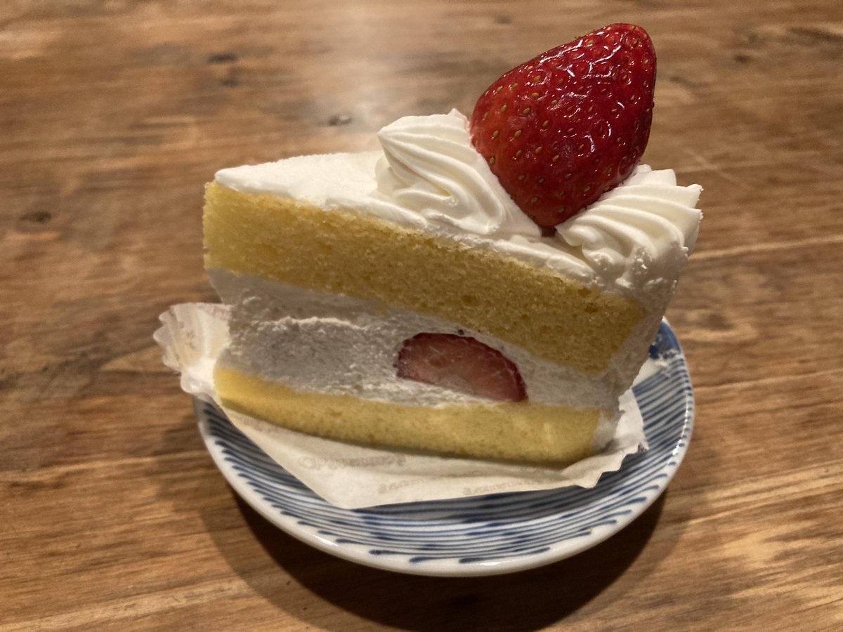WOODHOMEALta's tweet photo. おはようございます。
父の誕生日に、父からよプレゼントのショートケーキ🍰
大人になっても、たまに食べるケーキは嬉しいものです♪
#ケーキ
#ショートケーキ
#シャトレーゼ
#いちご
#誕生日
#福山市
#広島県
#サイエンスホーム https://t.co/nmSxPZwlCJ