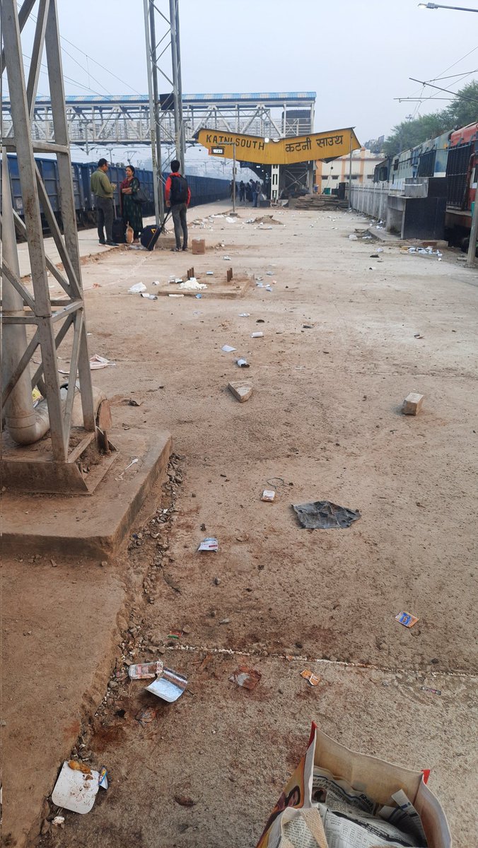 jitendra_tweet's tweet photo. @drmjabalpur @RailMinIndia @RailwaySeva @SwachhBharatGov @PMOIndia Level of cleanliness in #amritkal  #Bharat kaise banenge #Vishwaguru https://t.co/HpfHY881hL