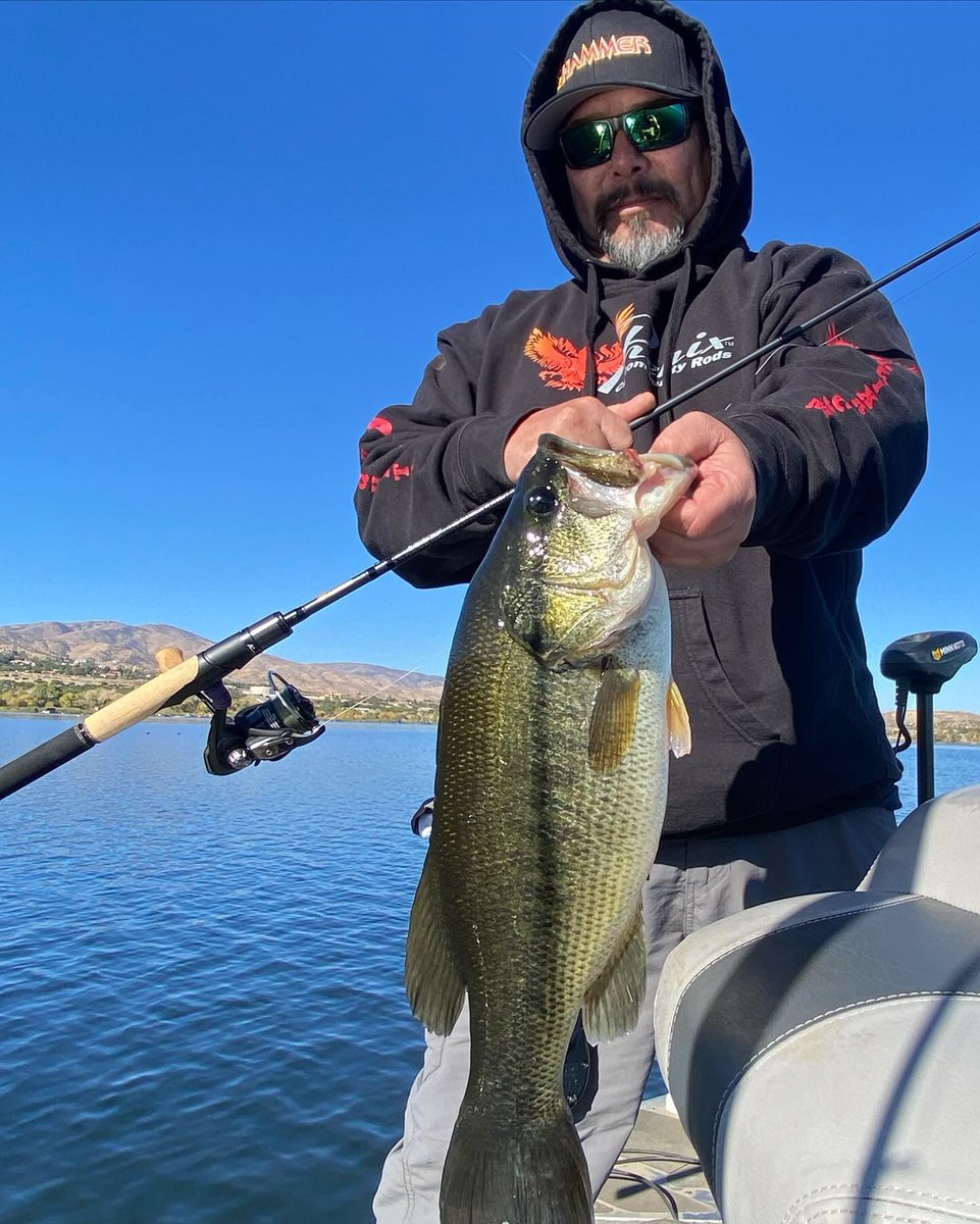 phenixrods's tweet photo. Team Phenix's Frank Guzman catching winter bass &amp; staying warm in his Phenix Rods Hoody.

Get yours at https://t.co/v3n9g83l0R

( #📷 @frankbait )
#phenixrods #phenixm1 #spinnerbait #allpurpose #customrods #bassfishing #fishingdaily #fishing #bass #catchandrelease https://t.co/7WhPHVlt9L
