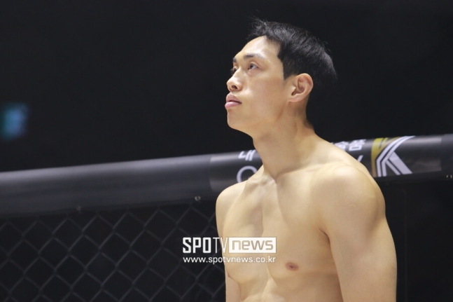 doc2kyo's tweet image. 로드FC 글로벌 토너먼트 참가를 위해 라이트급까지 내려왔던 윤태영. 다시 자신의 체급 미들급으로 돌아와 대한MMA연맹 국가대표 선발전 83.9kg급에서 우승해 태극 마크를 달았다. 앞으로도 라이트급이 아닌 미들급에서 활동하겠다는 계획. #ROADFC
n.news.naver.com/sports/general…