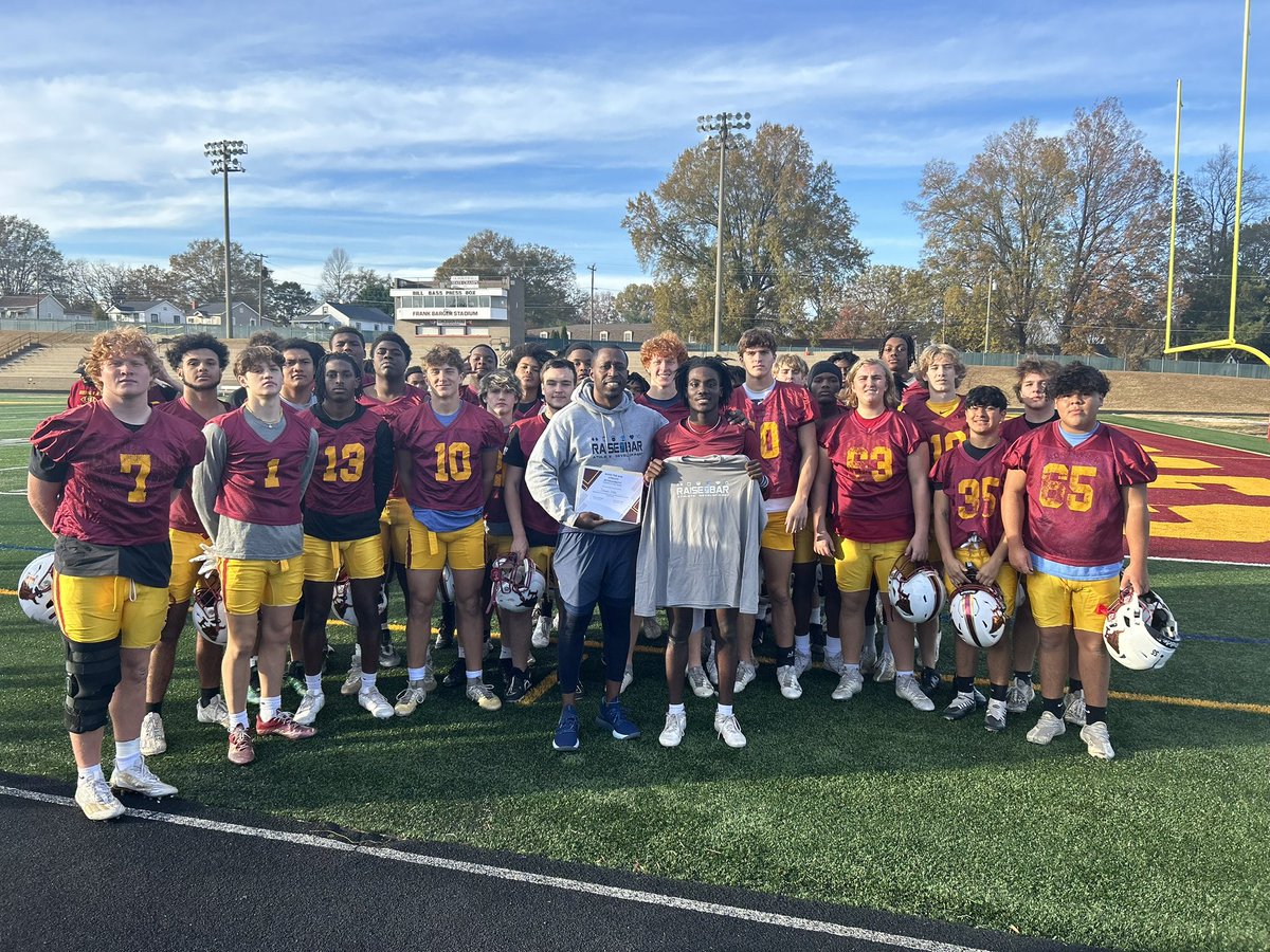 Shout to @HickoryFB @med_dashawn5 for being named Week 12 Raise the Bar Athlete Development Player of the Week! Coming back from an injury, Dashawn had 9 receptions for 107 yards and a TD, helping Hickory secure the win over North Lincoln and staying unbeaten!