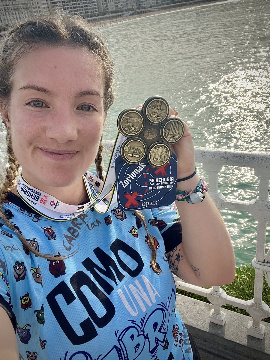 yvonzl's tweet photo. Hola! Solo vengo a decir que ayer corrí la @BSS_Fortuna y, con esto, he completado mi circuito de @RunningPdC. Y ya que es #MedalMonday aprovecho a posturear 💪���🍌🙌🏼 https://t.co/XWLA1pWQFr