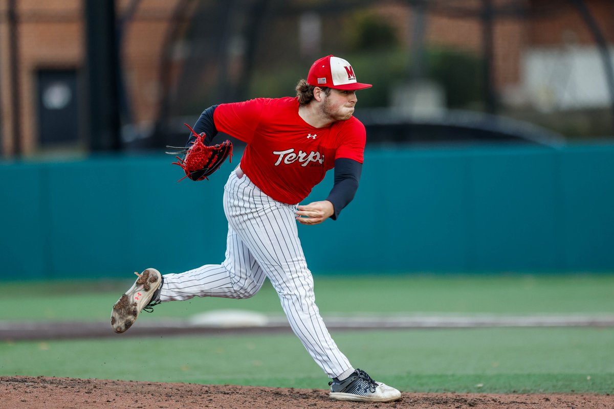 E4| Evan Smith comes out of the pen and sets the side down in order and strikes out pair @andrewj2103 comes on in the fifth for the Old Liners on the mound Aggies 1 Old Liners 1 #DirtyTerps