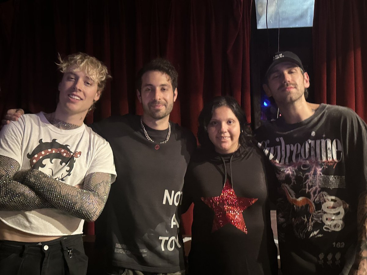 jxdnsworthit's tweet image. i need a plane ticket to denver so i can see the boys again 💔